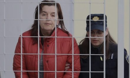 Žena osumnjičena da je ubila majku u Zagrebu u lisicama dovedena na ispitivanje