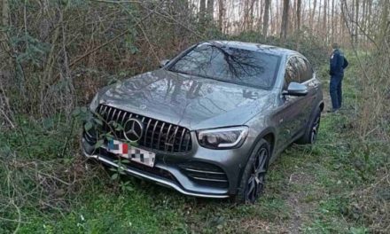 Mercedes koji je ukraden u Bosanskoj Dubici pronađen u šumi