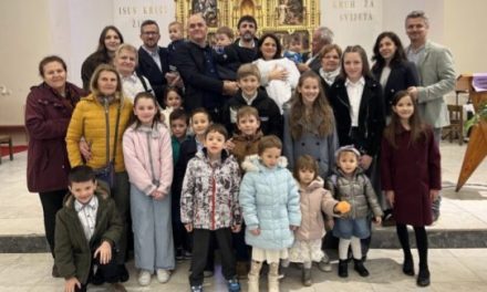 Biskup Pero Sudar krstio sedmo dijete obitelji Batinić iz Lepenice
