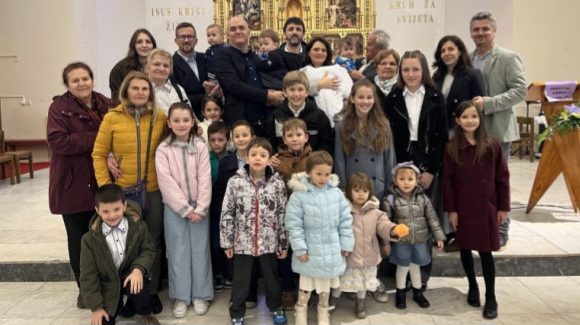 Biskup Pero Sudar krstio sedmo dijete obitelji Batinić iz Lepenice