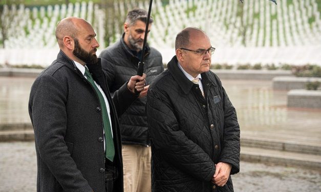 SCHMIDT U SREBRENICI: Nisam Lajčak i neću povući svoje odluke, imam podršku i u RS