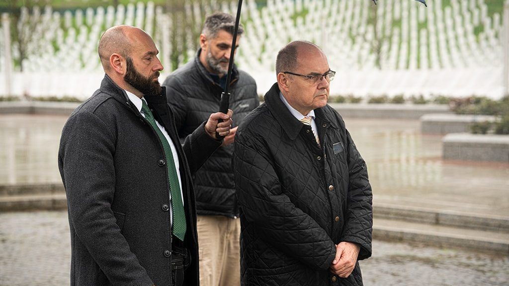 SCHMIDT U SREBRENICI: Nisam Lajčak i neću povući svoje odluke, imam podršku i u RS