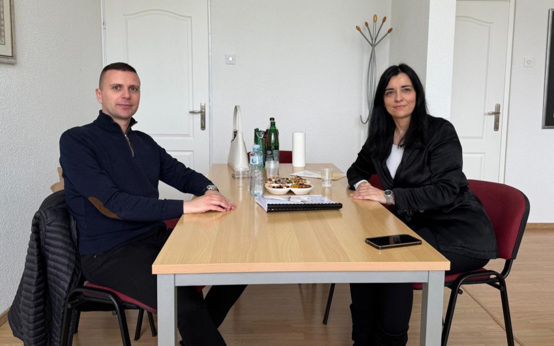 MRNJAVAC: RADNI SASTANAK S RAVNATELJICOM OSNOVNE ŠKOLE “GROMILJAK”