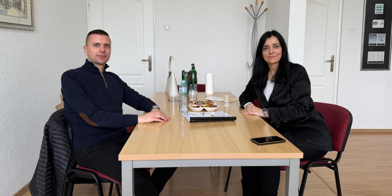MRNJAVAC: RADNI SASTANAK S RAVNATELJICOM OSNOVNE ŠKOLE “GROMILJAK”