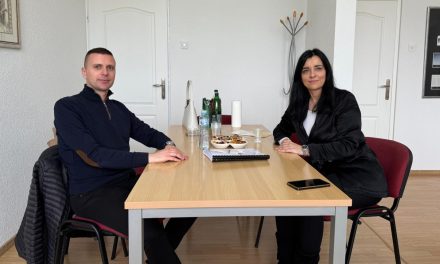 MRNJAVAC: RADNI SASTANAK S RAVNATELJICOM OSNOVNE ŠKOLE “GROMILJAK”