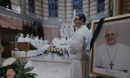 Misa zadušnica za papu Franju služena u Sarajevu: Kada počne pokop u Rimu, zvona širom Vrhbosanske nadbiskupije zvonit će