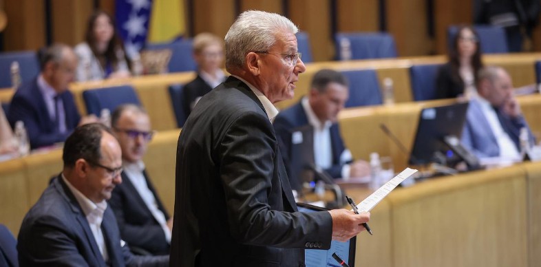 Ako SNSD to ne želi, ne može ga se tako jednostavno izbaciti iz vlasti, jedini izlaz iz krize je dijalog svih strana