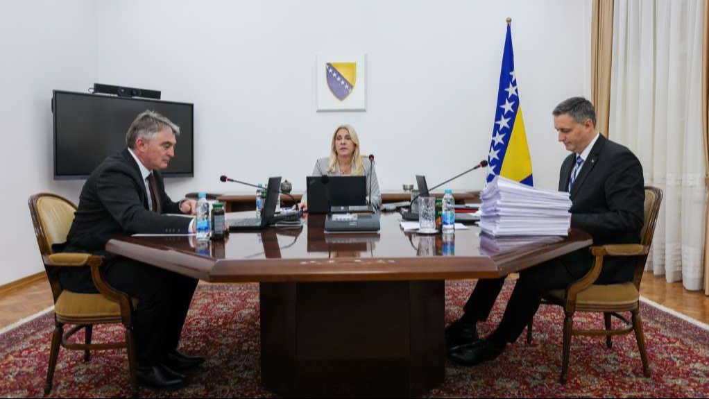 Komšić i Bećirović zatražili od EUFOR-a uhićenje Dodika, Cvijanović najavila ulaganje veta
