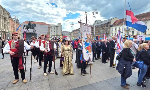 Svehrvatska zborska povorka u čast 1100. obljetnice Hrvatskoga Kraljevstva