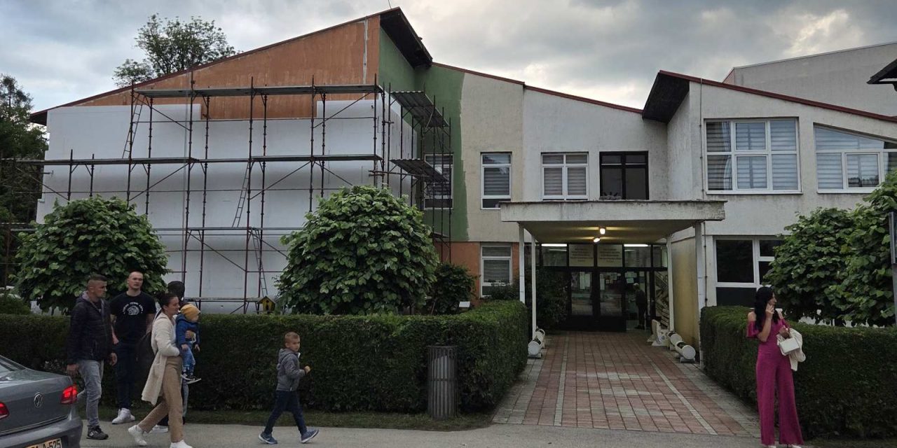 (Foto) U tijeku radovi na utopljavanju zgrade Srednje škole “Ivan Goran Kovačić” Kiseljak i Srednje strukovne škole Fojnica u Kiseljaku