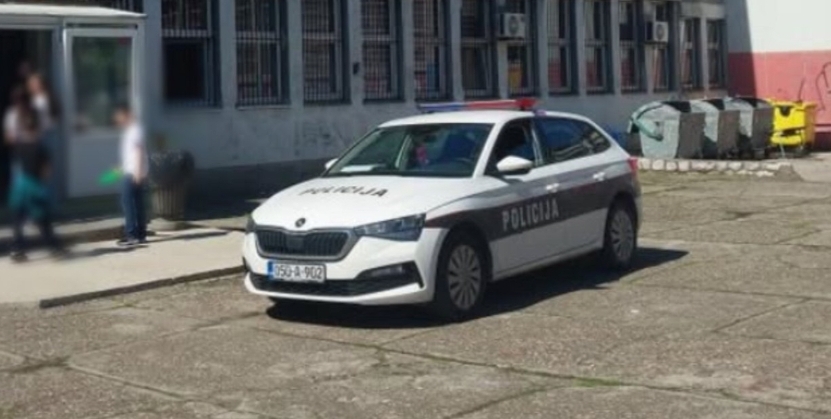 Drama u Tuzli: Dječak donio pištolj u školu pa sa njim prijetio vršnjacima koji su ga prijavili ravnateljici
