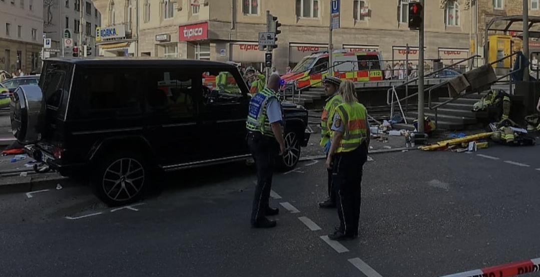 Muškarac se vozilom zabio u grupu ljudi na tramvajskom kolodvoru u Stuttgartu, ima povrijeđenih