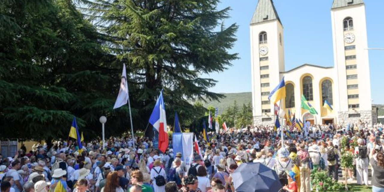 Deseci tisuća hodočasnika iz cijeloga svijeta danas su u Međugorju u molitvi za mir