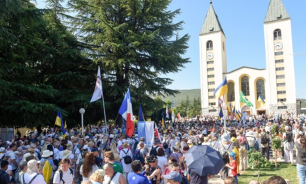 Deseci tisuća hodočasnika iz cijeloga svijeta danas su u Međugorju u molitvi za mir
