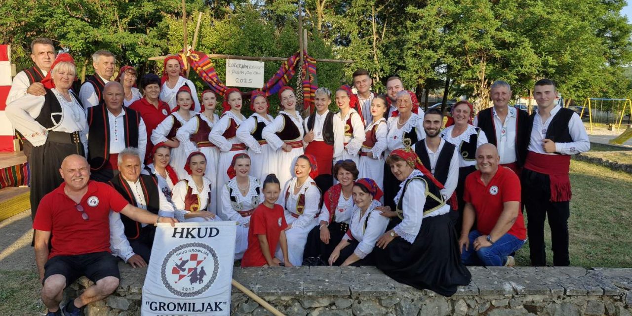 HKUD „Gromiljak“ nastupio u Kočerinu na Večeri folklora „Kočerinom kolo igra, a pisma se ori“