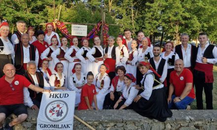 HKUD „Gromiljak“ nastupio u Kočerinu na Večeri folklora „Kočerinom kolo igra, a pisma se ori“