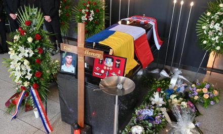Dirljiv ispraćaj Tonija Hercega, časnika koji je poginuo u Ukrajini: Vlastitim tijelom zaštitio vrata transportera i spasio živote suboraca