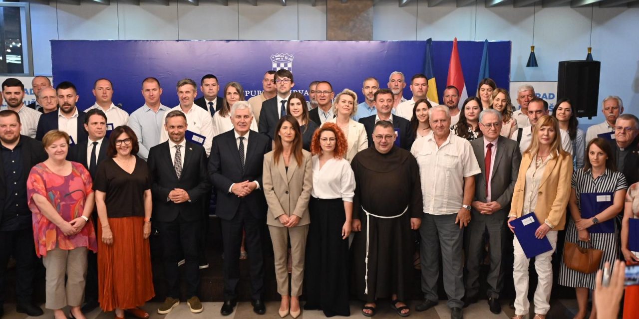 Predsjednik HNS-a BiH Čović i zastupnica Filipović na uručivanju ugovora o potpori Vlade RH projektima za Hrvate u BiH u 2025. godini