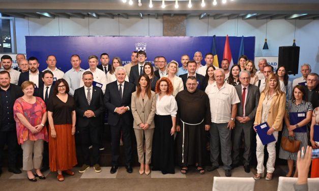 Predsjednik HNS-a BiH Čović i zastupnica Filipović na uručivanju ugovora o potpori Vlade RH projektima za Hrvate u BiH u 2025. godini