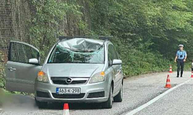 Odronila se stijena i pogodila automobil, poginuo suvozač iz Sarajeva