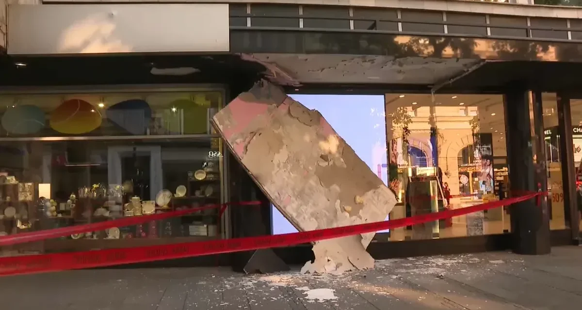 Srušio se dio nadstrešnice u centru Beograda