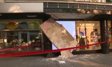 Srušio se dio nadstrešnice u centru Beograda