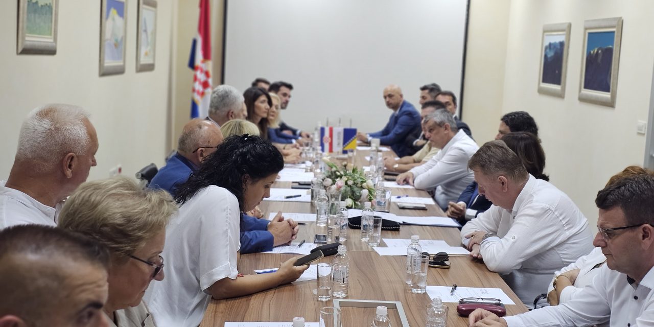 Predsjedništvo HNS-a BiH raspravljalo o aktualnoj političkoj situaciji, napadima na hrvatski narod te statusu hrvatskoga jezika na 19. redovitoj sjednici