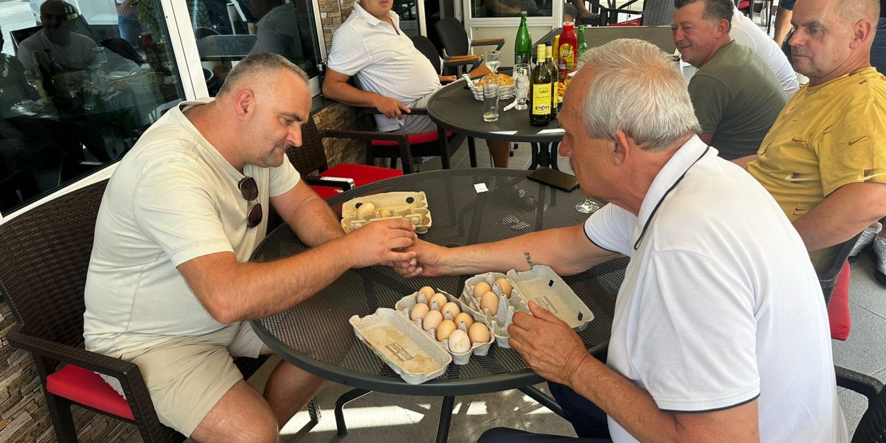 Održan jubilarni turnir u tucanju jaja u restoranu „Gurman“: Vlado Bilan nepobjediv!
