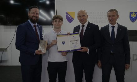Premijer Pivić uručio nagrade od 500 KM učenicima generacije osnovnih i srednjih škola u ZDK: Ovi mladi su dokaz da BiH ima svijetlu budućnost