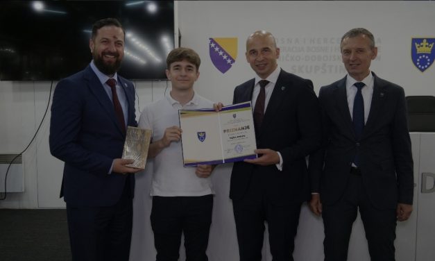 Premijer Pivić uručio nagrade od 500 KM učenicima generacije osnovnih i srednjih škola u ZDK: Ovi mladi su dokaz da BiH ima svijetlu budućnost