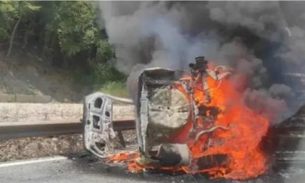Automobil udario u ogradu pa se zapalio: Muškarac i žena povrijeđeni, saobraćaj obustavljen