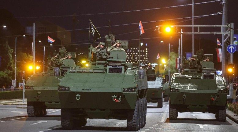 Hrvatska svečanim mimohodom obilježava 30. obljetnicu ”Oluje”: Vojnici, tenkovi, avioni, helikopteri…