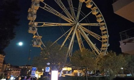 U Makarskoj se odlomio dio panoramskog kotača teškog 100 tona! Pao je par metara od prolaznika, stigla policija…