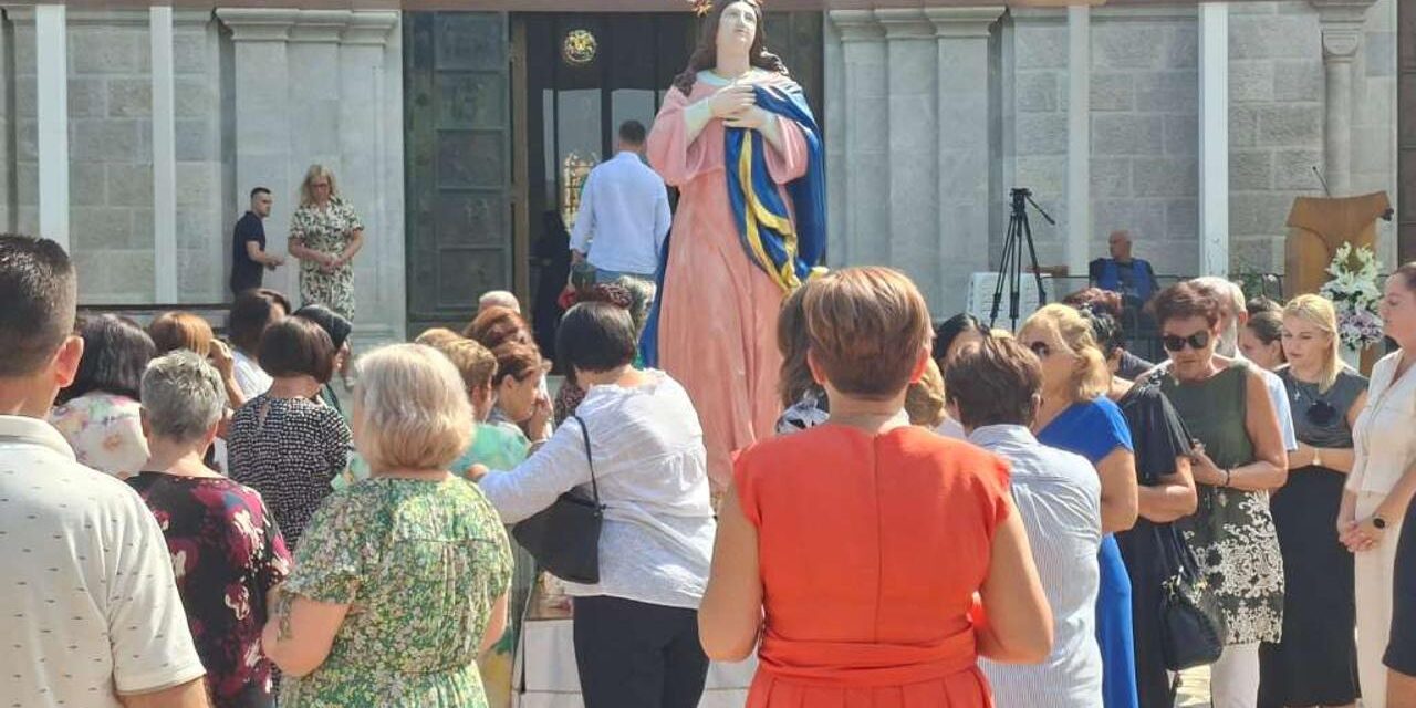 Katolici danas slave Veliku Gospu: Tisuće vjernika u svetištima širom BiH