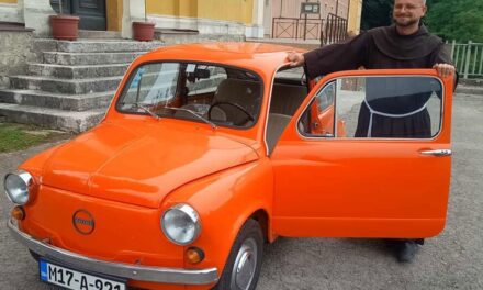 Mario Katušić, gvardijan fojničkog samostana, fićom svugdje stiže