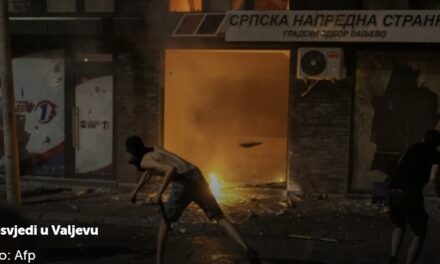VIDEO Srbija gori! Zapaljene prostorije Vučićeve stranke, on se oglasio porukom prosvjednicima
