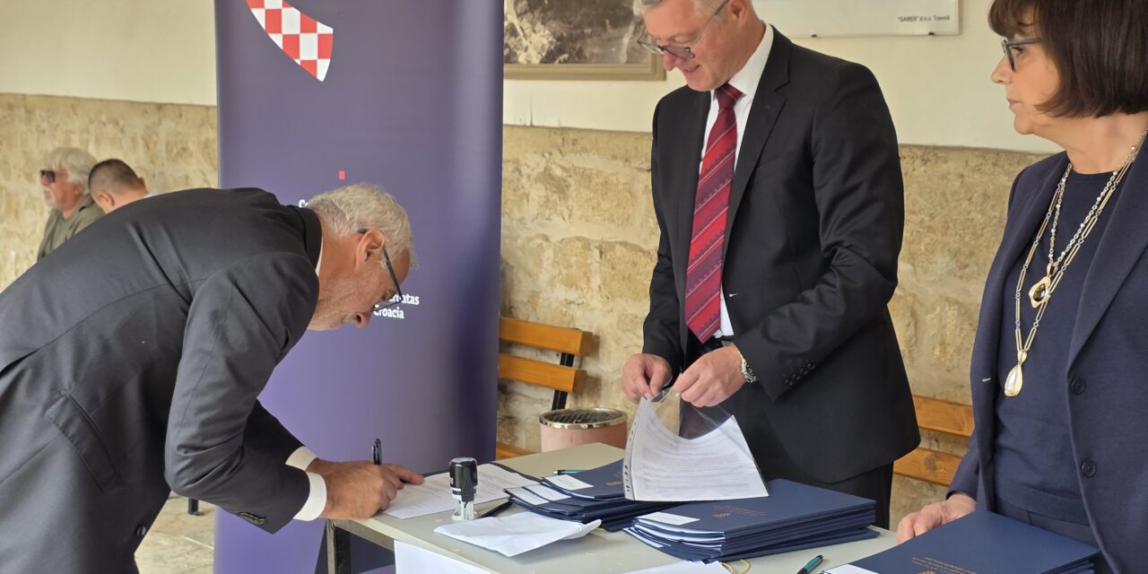 FOTO: U Gučoj Gori potpisani ugovori za projekte od interesa za Hrvate u BiH