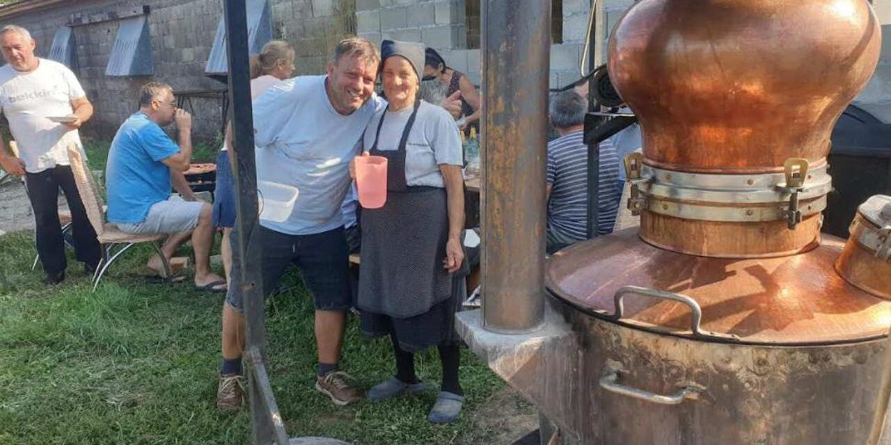 Baka Janja i u 9. desetljeću života pravi je majstor za pečenje rakije