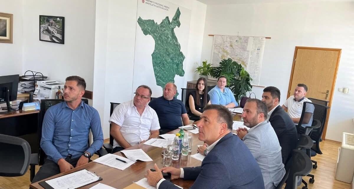 ODRŽAN RADNI SASTANAK NA TEMU IZRADE AKCIJSKOG PLANA ODRŽIVOG TURIZMA ŽUPANIJE ZAPADNOHERCEGOVAČKE ZA RAZDOBLJE 2025. – 2027.