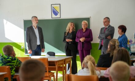 Predsjednica FBiH Lidija Bradara posjetila Fojnicu: Darovi učenicima, obilazak socijalnog naselja i podrška projektima