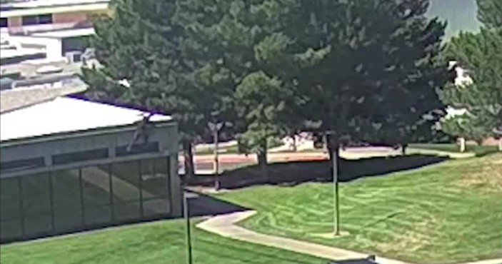 (Video) Objavljena nova snimka ubojice Charlieja Kirka kako bježi nakon atentata: Skočio je s krova i pobjegao