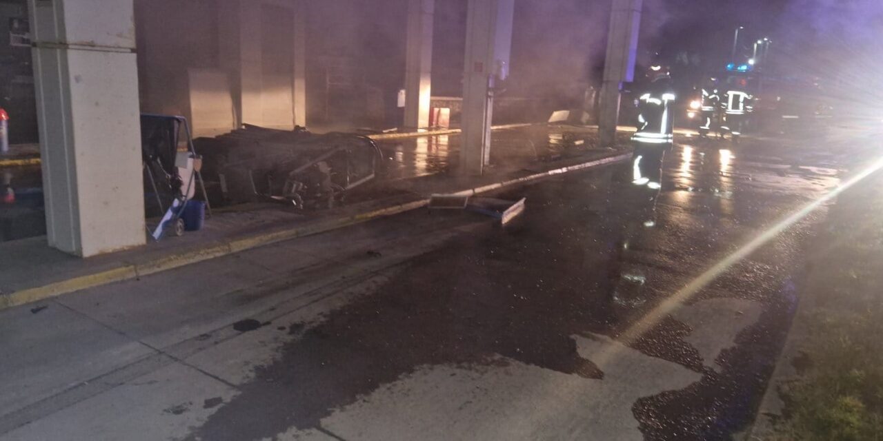 Kod Žepča: U teškoj prometnoj nesreći automobilom udario u benzinsku postaju, izbio požar