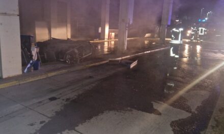 Kod Žepča: U teškoj prometnoj nesreći automobilom udario u benzinsku postaju, izbio požar