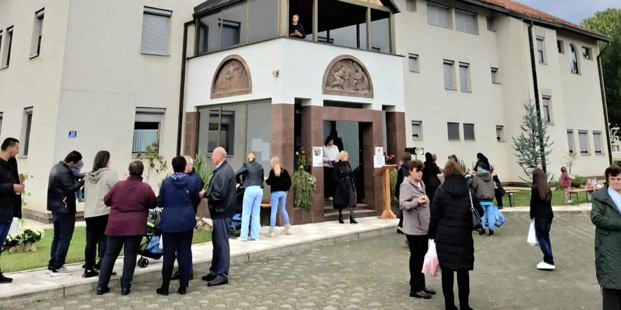Još jedna lijepa priča iz Gromiljaka: otvorena humanitarna izložba “Za Haiti”