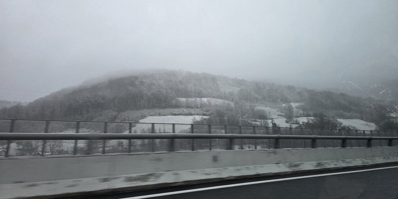 (BIHAMK) Oprez zbog snijega i radova: usporen promet na brojnim cestama širom BiH