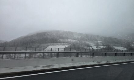 (BIHAMK) Oprez zbog snijega i radova: usporen promet na brojnim cestama širom BiH