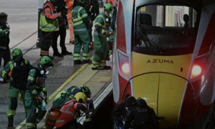 Napad u Engleskoj, devet osoba bori se za život. “Ranjenici su bježali kroz vlak”