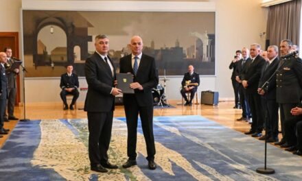 Milanović podijelio počasne činove i odlikovanja: Kiseljačaninu, Mariu Bradari počasni čin brigadnog generala, za osobite zasluge stečene u Domovinskom ratu