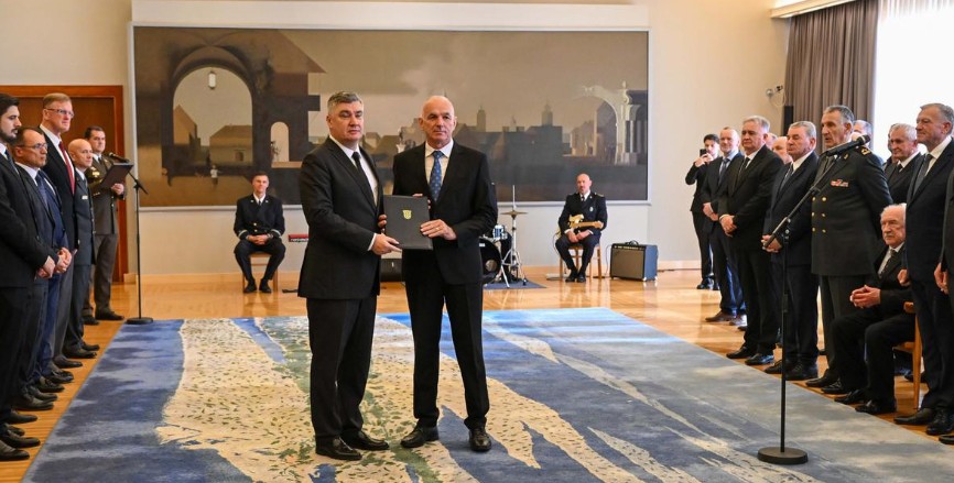 Milanović podijelio počasne činove i odlikovanja: Kiseljačaninu, Mariu Bradari počasni čin brigadnog generala, za osobite zasluge stečene u Domovinskom ratu