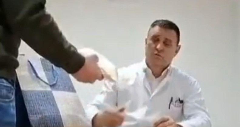 Đajić na snimci s vrećicom droge, on tvrdi da je to namještaljka, SNSD poziva na istragu